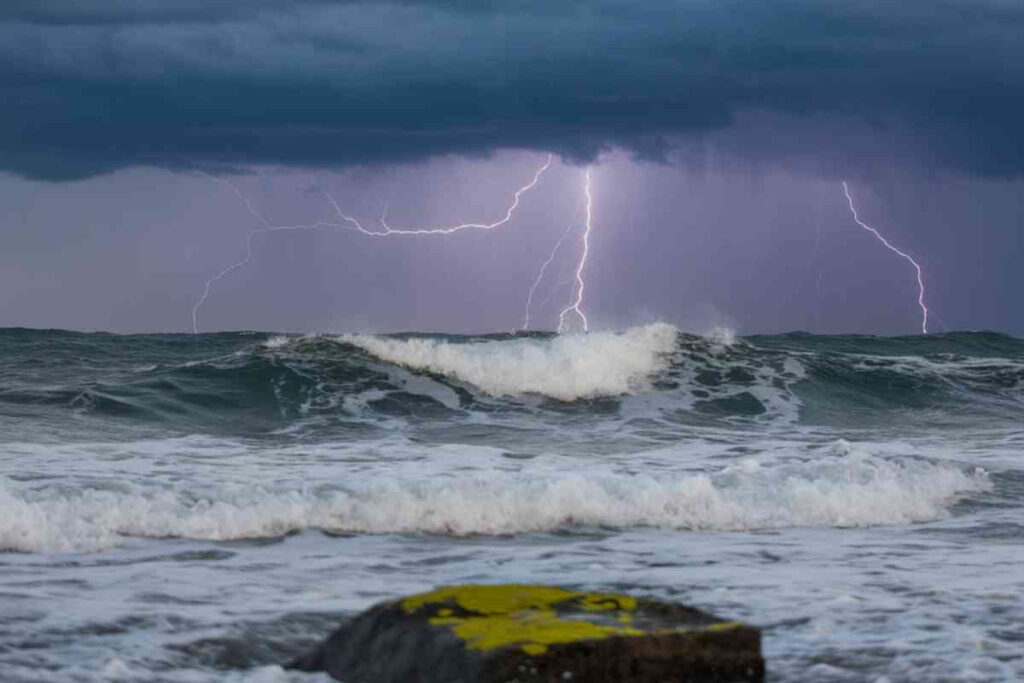 Paysage côtier balayé par des vents violents sous un ciel orageux pendant la tempête Dionisio